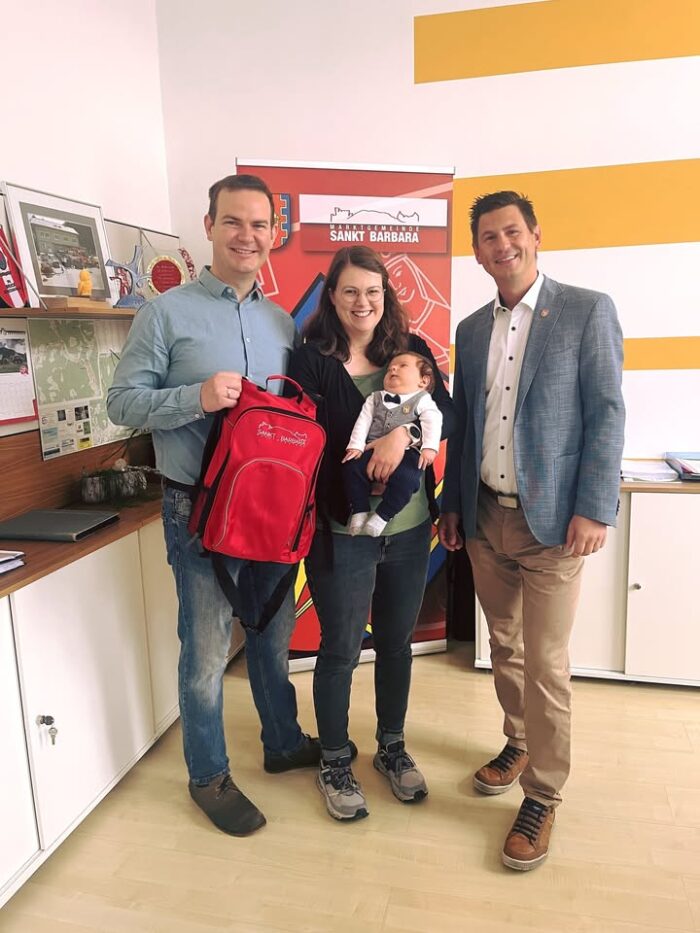 ❤️-𝗹𝗶𝗰𝗵 𝗪𝗶𝗹𝗹𝗸𝗼𝗺𝗺𝗲𝗻 in Sankt Barbara, lieber 𝗩𝗮𝗹𝗲𝗻𝘁𝗶𝗻🧸 🍼
Letzte Woche hieß unser Bürgermeister Arno Russ unseren neuen Mitbürger Valentin mit dem Überreichen des Babyrucksackes in der Marktgemeinde Sankt Barbara willkommen. 🥳
Wir gratulieren von Herzen und wünschen dem kleinen Valentin sowie seinen Eltern Andrea und Philipp alles Liebe, viel Freude und vor allem ganz viel Gesundheit!
Herzlichen Glückwunsch! ❤️