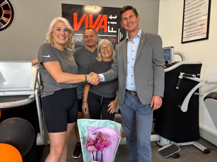 𝗦𝗮𝗻𝗸𝘁 𝗕𝗮𝗿𝗯𝗮𝗿𝗮 𝗴𝗿𝗮𝘁𝘂𝗹𝗶𝗲𝗿𝘁 💐
Das neue 𝗙𝗶𝘁𝗻𝗲𝘀𝘀𝘀𝘁𝘂𝗱𝗶𝗼 @vivafit_wartberg hat ab sofort seine Türen geöffnet. 🏋️♀️
Auf rund 𝟭𝟱𝟬 𝗺² erwartet alle Sportbegeisterte ein modernes, elegantes und motivierendes Ambiente. Ausgestattet mit hochmodernen eGym-Geräten und betreut von erfahrenen Trainer*innen, steht einer fitten Zukunft nichts mehr im Weg! 💪💥
ℹ️ Aktuell ist das Team von Montag bis Freitag, 10 bis 19 Uhr vor Ort. Mitglieder trainieren täglich von 6 bis 22 Uhr! 😊
Wir gratulieren sehr herzlich zur Eröffnung und wünschen dem gesamten Team viel Erfolg, Freude an der Arbeit und viele motivierte Mitglieder! 💪