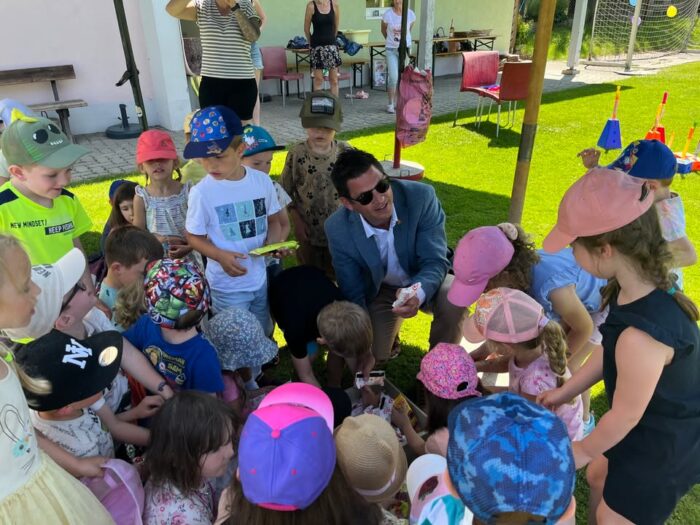 𝗞𝘂̈𝗵𝗹𝗲 𝗨̈𝗯𝗲𝗿𝗿𝗮𝘀𝗰𝗵𝘂𝗻𝗴 𝗶𝗺 𝗞𝗶𝗻𝗱𝗲𝗿𝗴𝗮𝗿𝘁𝗲𝗻 𝗪𝗮𝗿𝘁𝗯𝗲𝗿𝗴 🍧🥳
Vergangene Woche war unser 𝗕𝘂̈𝗿𝗴𝗲𝗿𝗺𝗲𝗶𝘀𝘁𝗲𝗿 𝗔𝗿𝗻𝗼 𝗥𝘂𝘀𝘀 zu Besuch beim 𝗦𝗼𝗺𝗺𝗲𝗿𝗳𝗲𝘀𝘁 im Kindergarten Wartberg. Mit im Gepäck: ganz viel gute Laune und ein köstliches Eis für die Kinder! Bei den sommerlichen Temperaturen schmeckte die süße Abkühlung natürlich besonders gut. 😋
Danke an die kleinen und großen Gastgeber*innen für den liebevollen Empfang.💛
Natürlich werden wir auch unsere anderen Kindergärten bald besuchen - wir freuen uns schon jetzt darauf! 😊